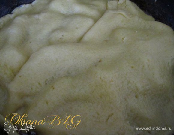 Выложить на запеченные груши.  Сделать несколько проколов зубочисткой.