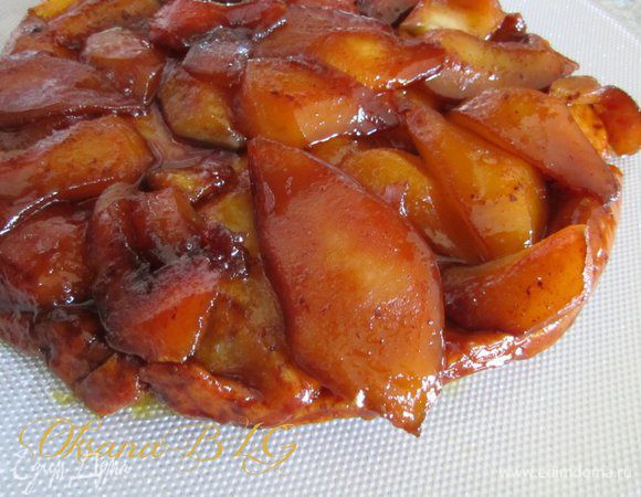 После приготовления тарт достать из духовки оставить на 5 минут остывать. Поставить на 1-2 минут на огонь, перевернуть на блюдо.