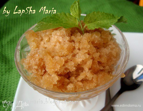 Каждый час надо доставать контейнер и перемешивать сорбе. Чем чаще вы будете это делать, тем будет вкуснее итог.