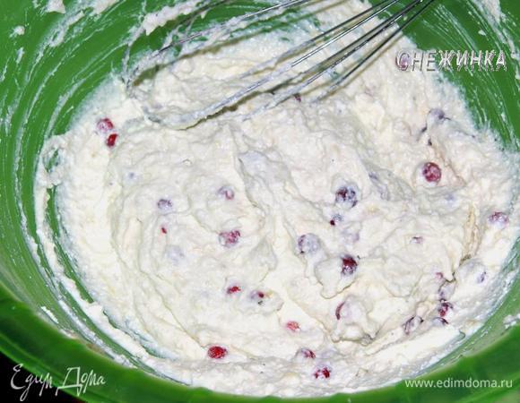 Добавляем сахар, крахмал, манку (муку), бруснику. Все хорошо смешиваем. 