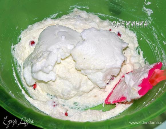 Белки взбиваем до стойких пик. Аккуратно порциями подмешиваем к творожной массе.
