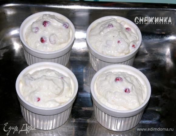 Формочки смазываем сливочным маслом. Раскладываем творожно-банановую массу.