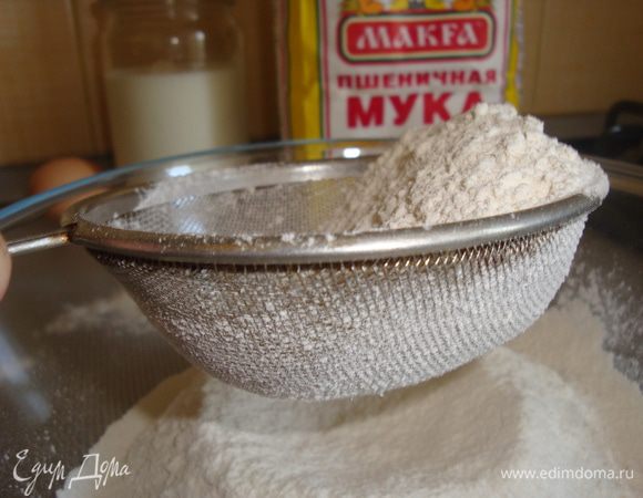 Просеять в большую миску муку вместе с солью и разрыхлителем, добавить красный перец. В другой миске взбить до однородности яйцо с кефиром и растительным маслом. Смешать содержимое двух мисок. Вымешивать до тех пор, пока не останется комков.