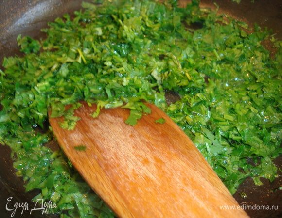 Кинзу и тархун вымыть, обсушить и измельчить. Разогреть в сотейнике 1 ст.л. слив. масла. Добавить зелень и обжаривать, помешивая, на сильном огне, 1,5 минуты. снять с огня и дать остыть.