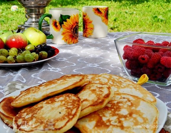 Выкладывать тесто на сковородку с хорошо разогретым маслом ложкой,подрумянивать с одной стороны, переворачивать и, уменьшив огонь, прожаривать пару минут под закрытой крышкой. Подавать к завтраку,с ягодами,вареньем,мёдом,сметаной и горячим чаем!Приятного аппетита! И яркого,солнечного лета!!!