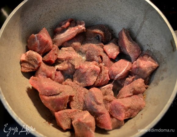 Разогреем масло олив. в жаровне, добавляем говядину, солим и перчим и готовим 6 мин. или до корич. цвета.