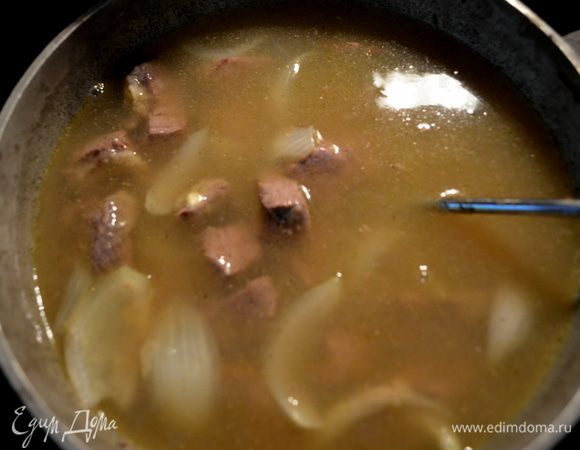 Добавим муки, перемешаем и готовим 2 мин. Затем добавим курин. бульон и еще 3 стак.воды /мне воду добавлять не пришлось/. Убавим огонь и готовим 25 мин.