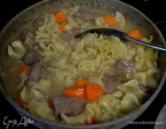 Добавим морковь и картофель, варим до мягкости картофеля и моркови около 10 мин. Затем добавим лапшу и готовим 8 мин. или до готовности. Посолим и поперчим.