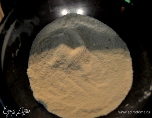 Разогреть духовку до 180 гр. Используем 4-6 горшочков или одну большую форму. Выставим все на противень. В небольшой чаше смешаем сахар и муку. Отставим в сторону