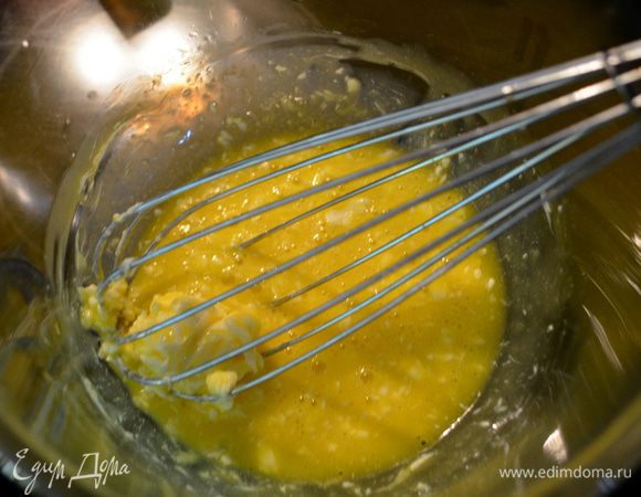 Во второй чаше смешаем желтки и масло. 