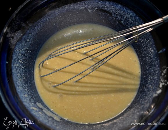 Смешаем молоко и лимон. цедру, лимон. сок. Добавим все это в яичную массу, а затем в сахарный микс. И перемешаем.