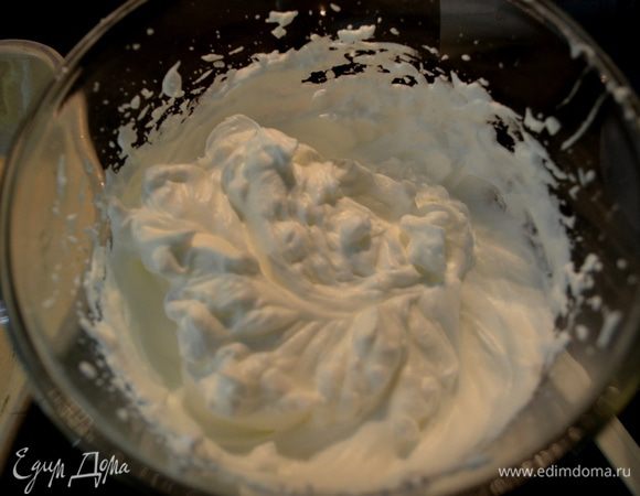 Взбить миксером белки и соль на сред-высок. скорости до крепких пиков, 2-3 мин. 