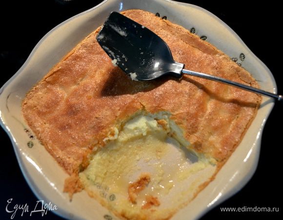 Добавим в поднос,где стоит наше блюдо или формочки, горячую воду. И поставим в духовку на 40-45мин.,если это общая форма, если это формочки на 30-35 мин. Достаем из духовки  осторожно ложкой поддеваем снизу.