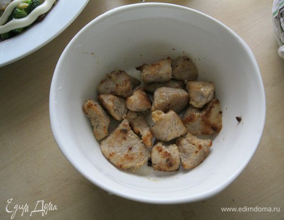 балык (или жареное мясо - свинину, но балык вкуснее) - кубиками!