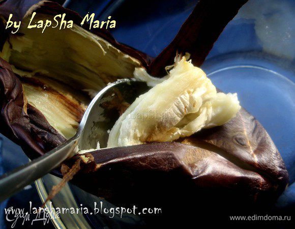 Два баклажана кладем в любую форму или просто на противень и запекаем в духовке 1 час при температуре 240С. 