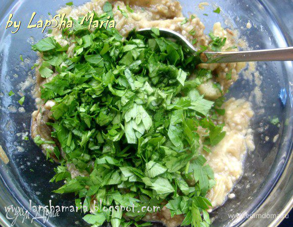 Добавляем чеснок с тмином к баклажану, перемешиваем. Добавляем нарезанную мелко зелень и оливковое масло. Перемешиваем ложкой, чуть давя смесь ребром.