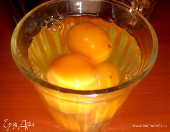 Отмеряем яйца...На самом деле стакан-не так много,у меня 4 крупных всего вошло,но бывает 5-6 мелких.