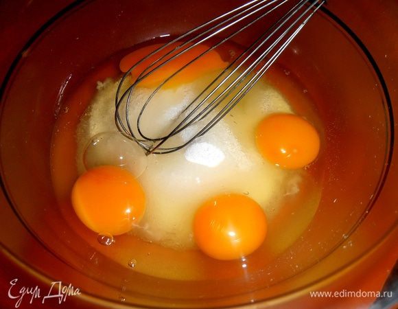 Взбиваем сахар(я,как всегда взяла на пару ложек меньше!) с охлаждёнными яйцами.