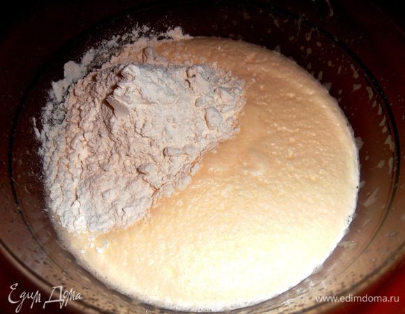 Вводим просеянную муку...