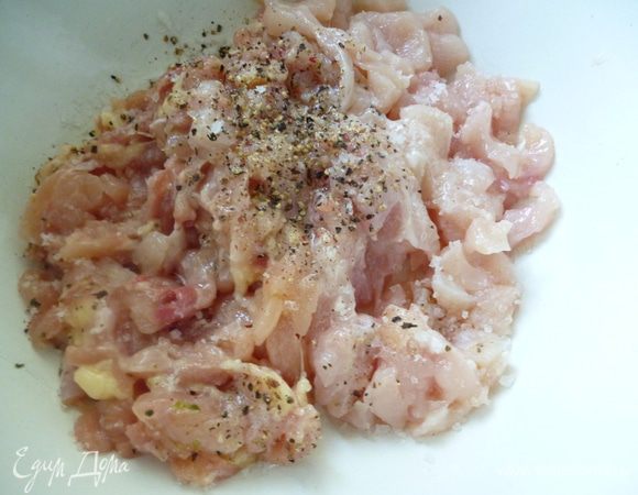 Куриное мясо нарезать мелкими кусочками,добавить соль и лимонный сок,поперчить,хорошо перемешать руками,закрыть посуду крышкой и поставить в холодильник. на 15-20минут.