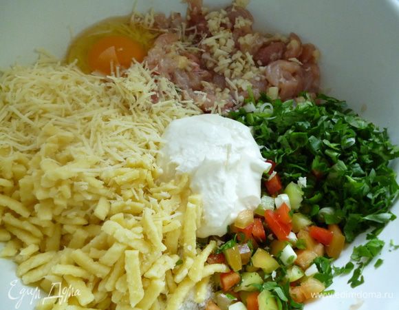 Перец нарезать мелким кубиком,сыр натереть на терке,чеснок мелко нарезать,зелень тоже мелко нарезать.Если лапша длинная,ее тоже  немного измельчить ножом.Достаем мясо из холодильника,добавляем к нему перец,сыр,зелень,лапшу,сметану,яйца,чеснок,пробуем на соль и,если надо,досолить.