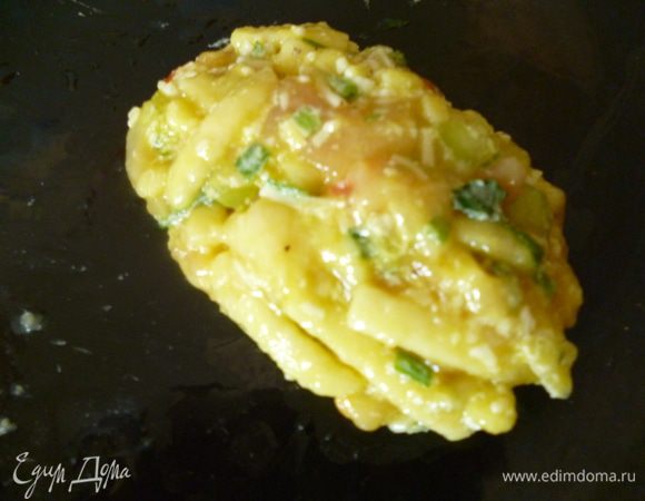 Достаем  смесь из холодильника и мокрыми руками формуем котлетки.Нагреваем на небольшом огне сковороду,наливаем растительное масло,даем ему прогреться и обжариваем котлетки с двух сторон(примерно по 4-5 минут) с двух сторон до золотистого цвета.Готовые котлетки складываем в кастрюльку,закрываем крышкой и даем постоять 5-10 минут.Все!Можно пробовать,приятного вам аппетита.