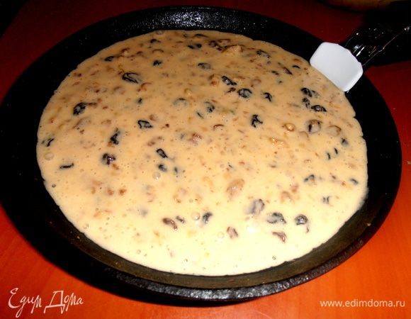 Если Вам,как и мне,нравятся тонкие пироженки,наливаем тесто слоем в 1см в смазанную форму и печём 15 минут при 180*.