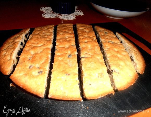 Идеально после выпечки оставить в выключенной духовке на пару минут,но если домашние торопят,то достаём сразу и нарезаем на полоски.