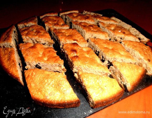 Выпекаем вторую половину теста,на этот раз слой получился в 2 см..Более высокий корж смотрится эффектнее,конечно!Нарезаем снова ромбиками острым ножом.