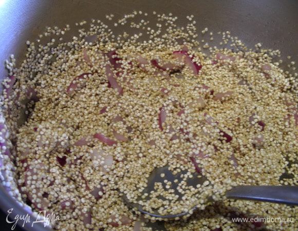 1) Для киноа. В рецепте предлагается сразу к луковице добавить нарезанный полосками маринованный перец. Я его добавляла в конце, так как мне кажется, что особо готовить его незачем, он и так уже готовый. А Вы смотрите по вкусу. Итак, к нашей луковичке добавляем киноа и готовим минуты 3, помешиваем. Добавляем овощной бульон и готовим на небольшом огне минут 15-20 до мягкости крупы. В конце добавляем половину рубленной петрушки и перец. 2) С кускусом все еще проще. Его надо просто заварить горячей водой или бульоном минут на 5. Затем вилкой разбить комочки. Можно добавить к нему небольшой кусочек сливочного масла или растительного или из-под маринованных перцев, для большего вкуса. Затем добавляем к нему обжаренную луковицу, перец и петрушку.
