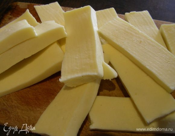 Для заправки смешиваем церду и сок лимона, оставшуюся петрушку и 2 ст.л. оливкового масла. Сыр нарезаем брусочками средней толщины и обжариваем на гриле, как в оригинале, можно на сковороде или запечь в духовке. У меня был сыр панир, и я его готовила на гриле на фольге просто так.



 Если будете обжаривать сулугуни или адыгейский сыр, то их лучше запанировать в муке или сухарях. Влюбом случае готовится сыр быстро минут 7-10 максимум.
