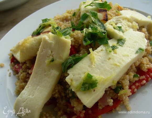 Собираем наш салат. В тарелку выкладываем киноа или кускус, сверху сыр и поливаем заправкой. Подаем сразу же. Приятного аппетита))