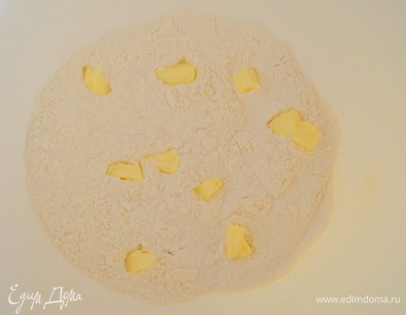 Добавить маленькие кусочки сливочного масла