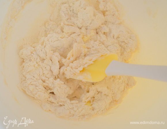 Влить воду и замесить тесто...