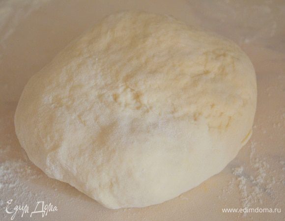 переложить его на стол и вымесить как следует