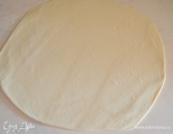 затем собрать его в шар и раскатать...так сделать несколько раз, пока тесто не станет очень и очень гладким