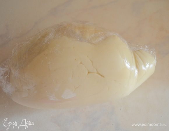 за это время тесто начнет расти и пленка натянется вот так...