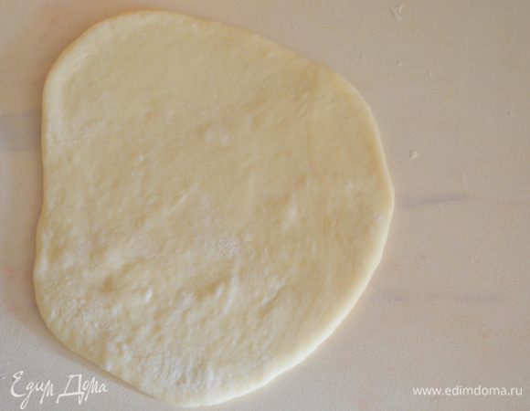 каждый кусок раскатать в лепешку