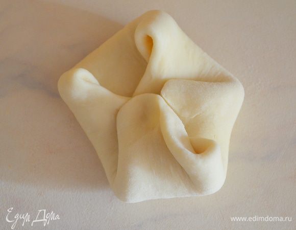 края лепешки собрать к центру и быстро слепить  ровный шарик