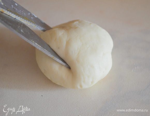 у каждого шарика ножницами сделать надрез