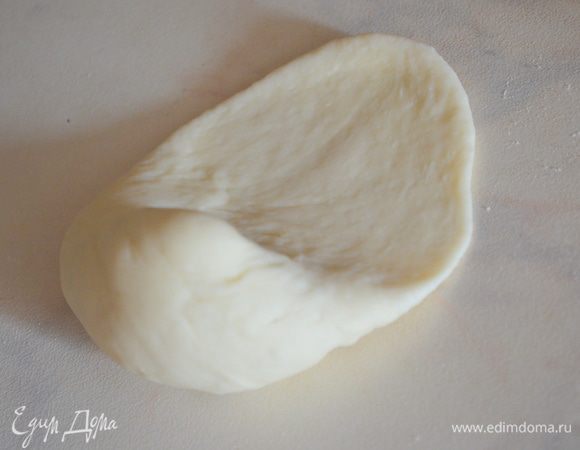 каждый надрез скалкой раскатать в тонкий лепесток