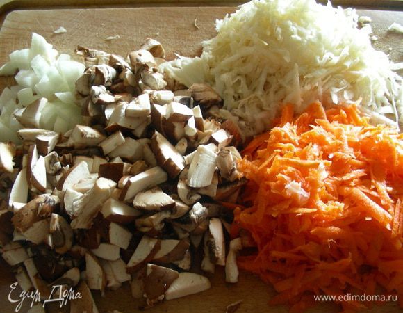 Яйца разделяем на белки и желтки, белки убираем в холодильник. Мелко режем лук и грибы. Морковь и сельдерей трем на терке.