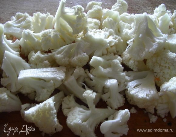 Цветную капусту разбираем на небольшие соцветия. Я ее отваеивала отдельно и добавляла только в свою порцию. В оригинале она готовится вместе со свеми овощами.