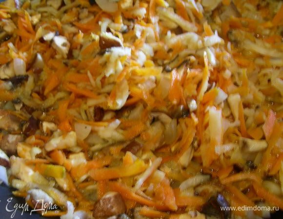 Овощи обжариваем на растительном масле минут 5, затем добавляем вино, выпариваем его, по вкусу солим, перчим. Овощи готовим до мягкости, минут 15-20. Когда вино выпарится, можно добавить воды, понемногу.