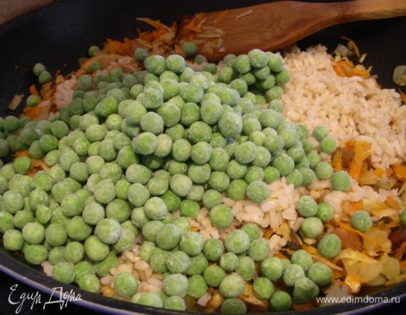 В конце добавляем рис и горошек и готовим еще минут 5-7. В оригинале рис добавляется сырой (+1/2 стакана воды) и все вместе тушится минут 20. Я не люблю так долго готовить овощи, поэтому добавила рис уже отваренный. А Вы смотрите по вкусу. В конце добавляем петрушку и оставляем смесь остывать.