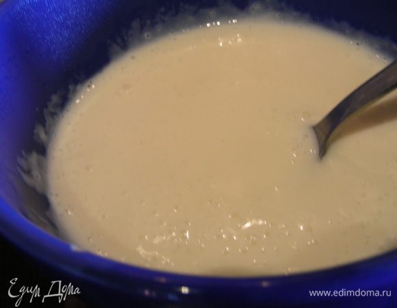 В это время готовим соус. Муку подсушиваем пару минут на сковороде, немного остужаем, затем постепенно соеднияем с молоком, все время помешиваем, стараясь избавиться от комочков. Доводим смесь до кипения, солим , перчим по вкусу и готовим на небольшом огне до загустения. У меня это заняло минут 10, пришлось немного муки добавить. Даем соусу немного остыть.