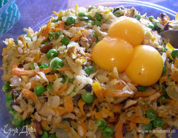 В рисово-овощную смесь добавляем желтки, соус и сыр. Все перемешиваем.