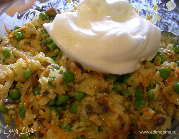 Белки с щепоткой соли взбиваем в устойчивую пену и по частям соединяем с основной массой.