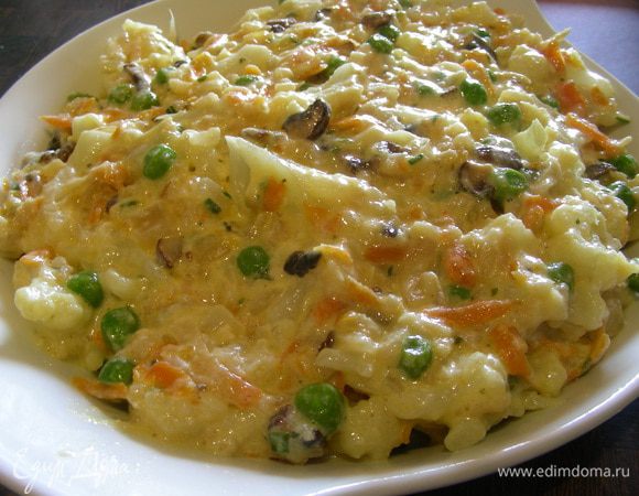 Формочки или форму смазываем маслом и посыпаем сухарями. Выкладываем наш пудинг. Можно его готовить в пароварке (накрыть фольгой). Я в пароварке не пробовала, просто запекала его в духовке при 180 гр минут 30 до легкого золотистого цвета. Время приготовления зависит от размера Ваших формочек, в одной большой форме будет готовиться дольше. Для пароварке указывают время 40 минут (формочки для суфле).