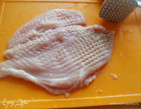 Куриные грудки немного отбить, натереть солью, перцем и карри, сбрызнуть лимонным соком и оливковым маслом. Оставить мариноваться на 1-2 часа